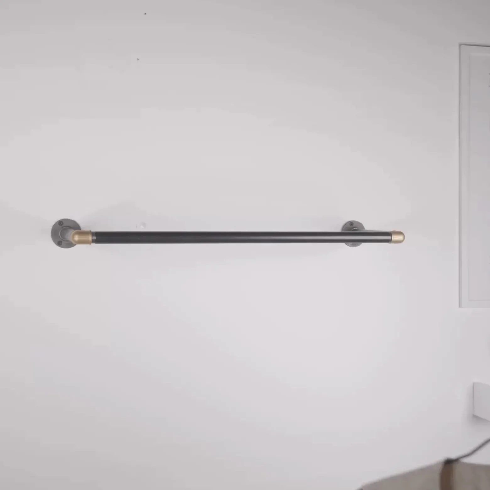 Bøjlestang SARA sort med messing