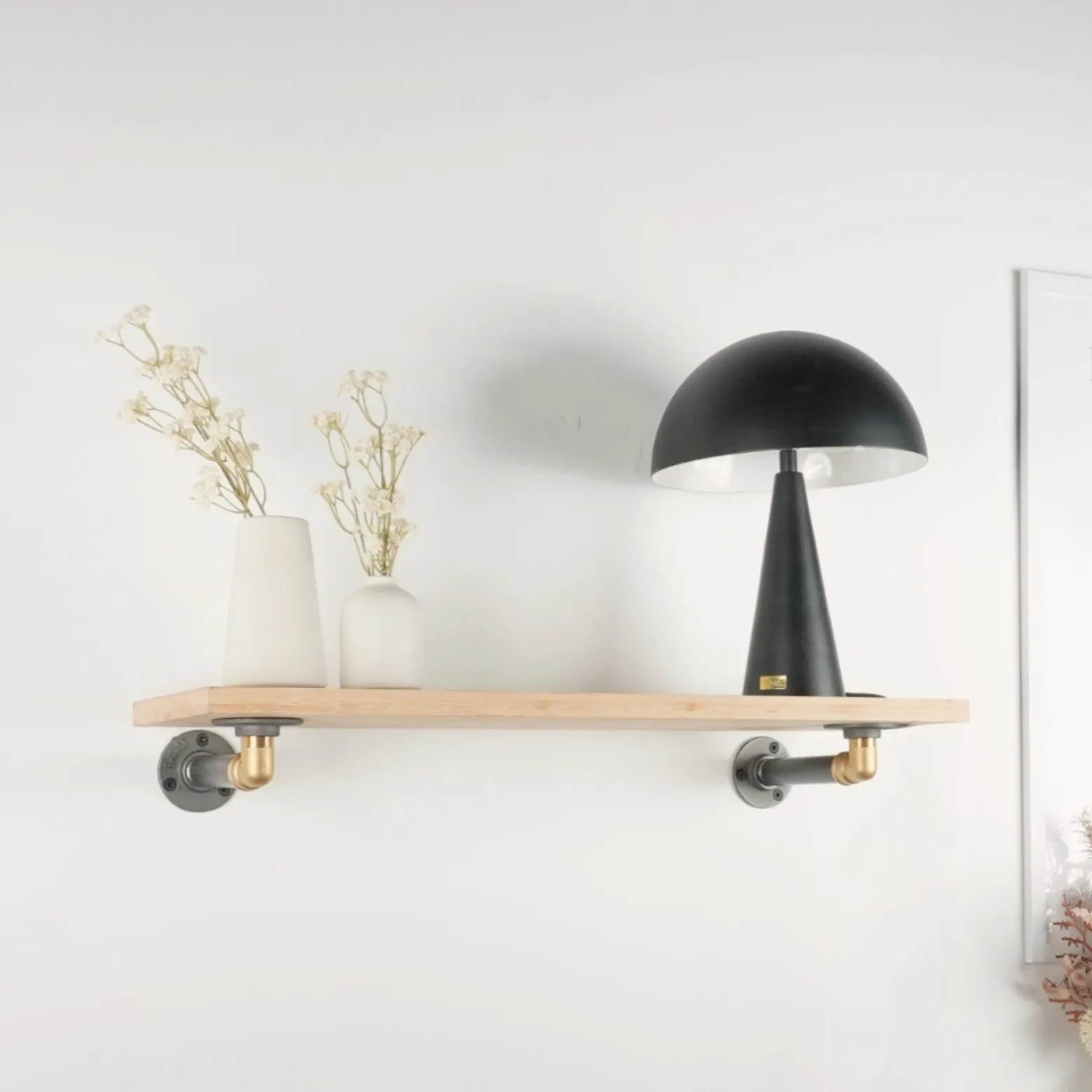 Hylde ELLA sort med messing (20 cm dybde)